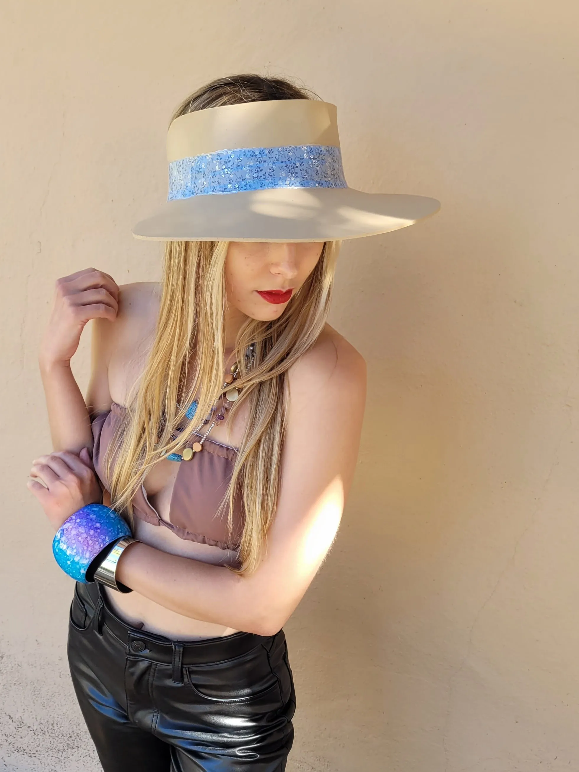 Beige "LadyEVA" Visor Hat with Baby Blue Floral Band