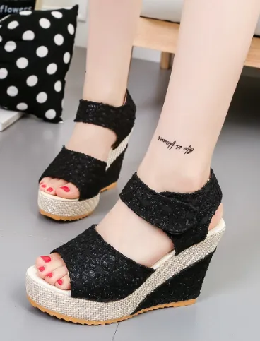 Women's Sandals - Wide Heel, Elegant Design-صندل نسائي - بكعب عريض ، بتصميم أنيق